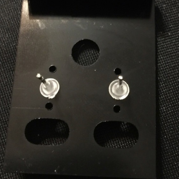 925 Sterling Silver 3mm Mouse 🐭 shape earrings - Picture 3 of 3